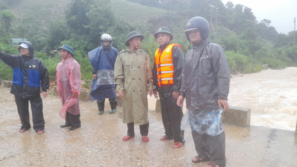 Lãnh đạo huyện kiểm tra tình hình mưa lũ