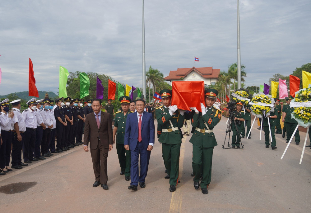       Đón nhận hài cốt liệt sĩ quân tình nguyện và chuyên gia Việt Nam hy sinh tại Lào về nước