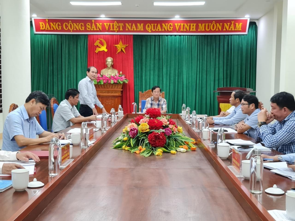 Đồng chí Trưởng Ban tuyên giáo Tỉnh ủy làm việc huyện Hướng Hóa