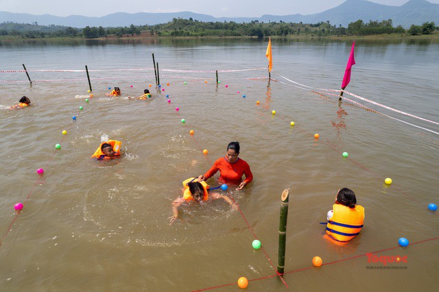 Hướng Hóa: Dạy bơi miễn phí cho trẻ em miền núi