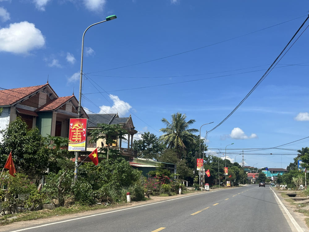 Hoàn thành lắp đặt và đưa vào sử dụng Áp phích tuyên truyền trên trụ điện chiếu sáng tại các xã, thị trấn